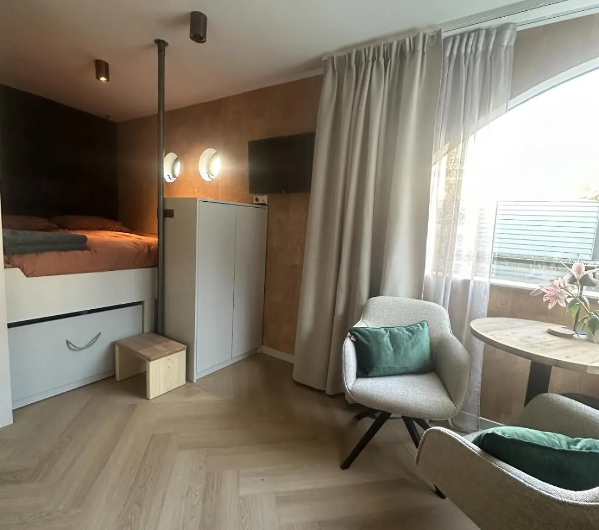 Houseboat Bnb The Floating Nest Amsterdam Netherlands