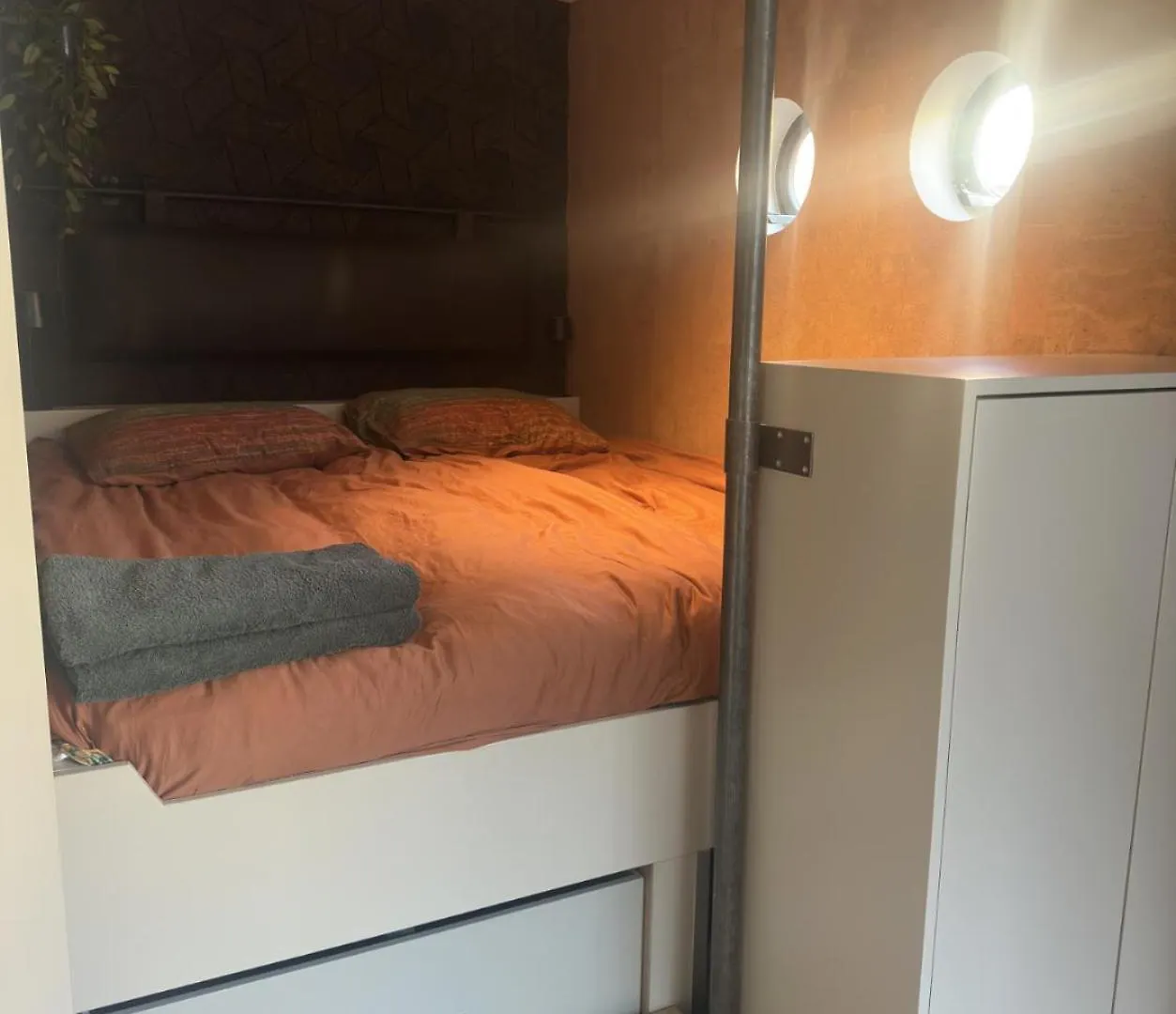 Houseboat Bnb The Floating Nest Amsterdam