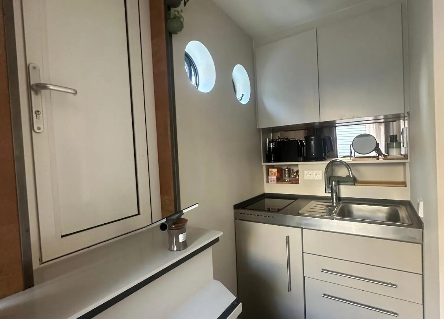Botel Houseboat Bnb The Floating Nest Amsterdam